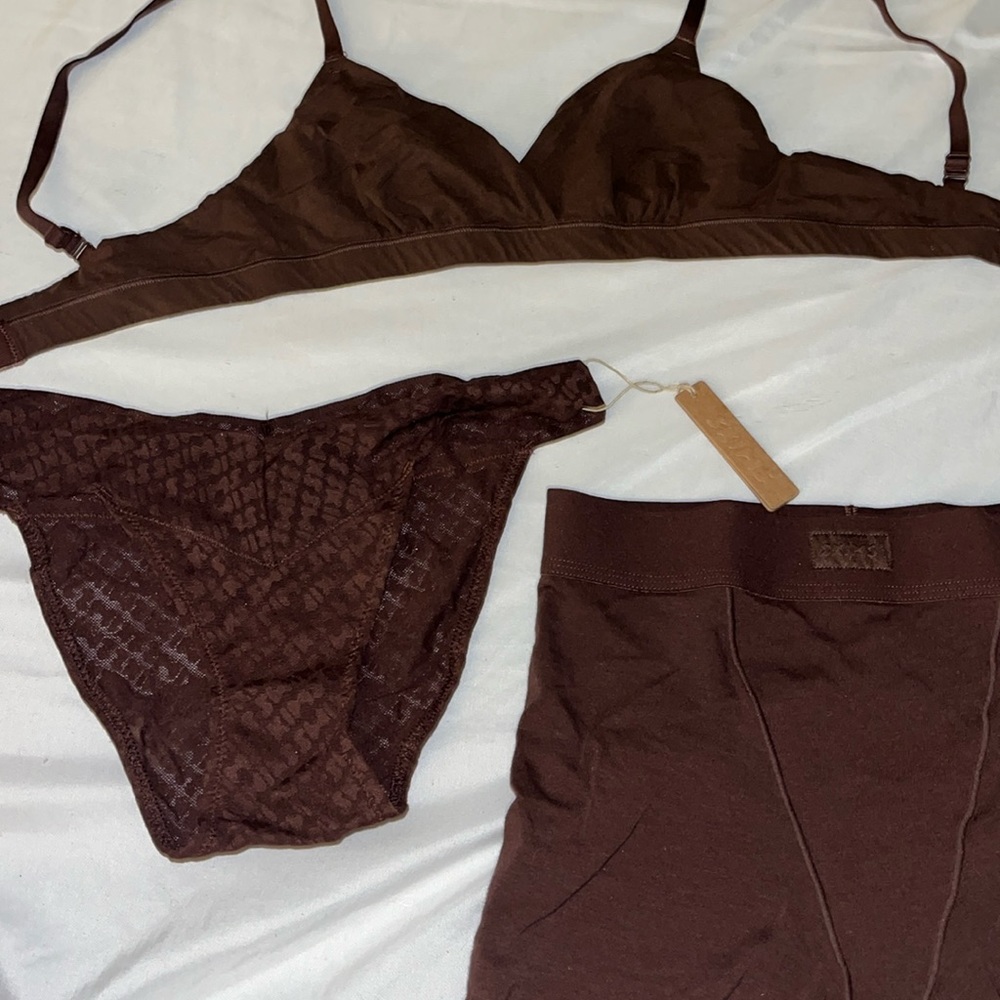 Skims set (LOGO BRIEF, FITS EVERYBODY CROSSOVER BRALETTE, BOYFRIEND BOXER)